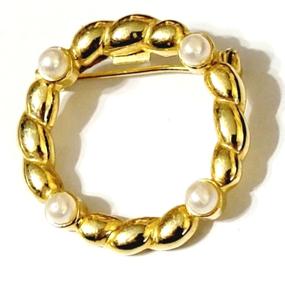 Vintage Gold & White Wreath Brooch Faux Pearl Circle Pin Classic Twisted Rope